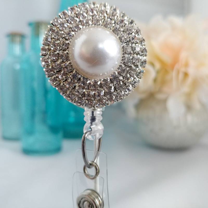 Marilyn. Eine Seidig Weiße Perle Umgeben Von Funkelnden Strasssteinen von JazzCID