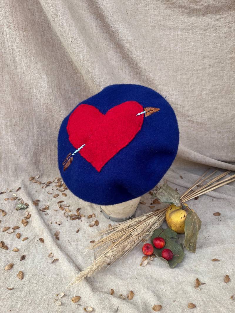 Beret Baskenmütze Herz & Amors Pfeil // Valentins Tag Accessoires Rot Blau Mütze Barett Wolle Eleganter Look Statement Verliebte von Jazzafine
