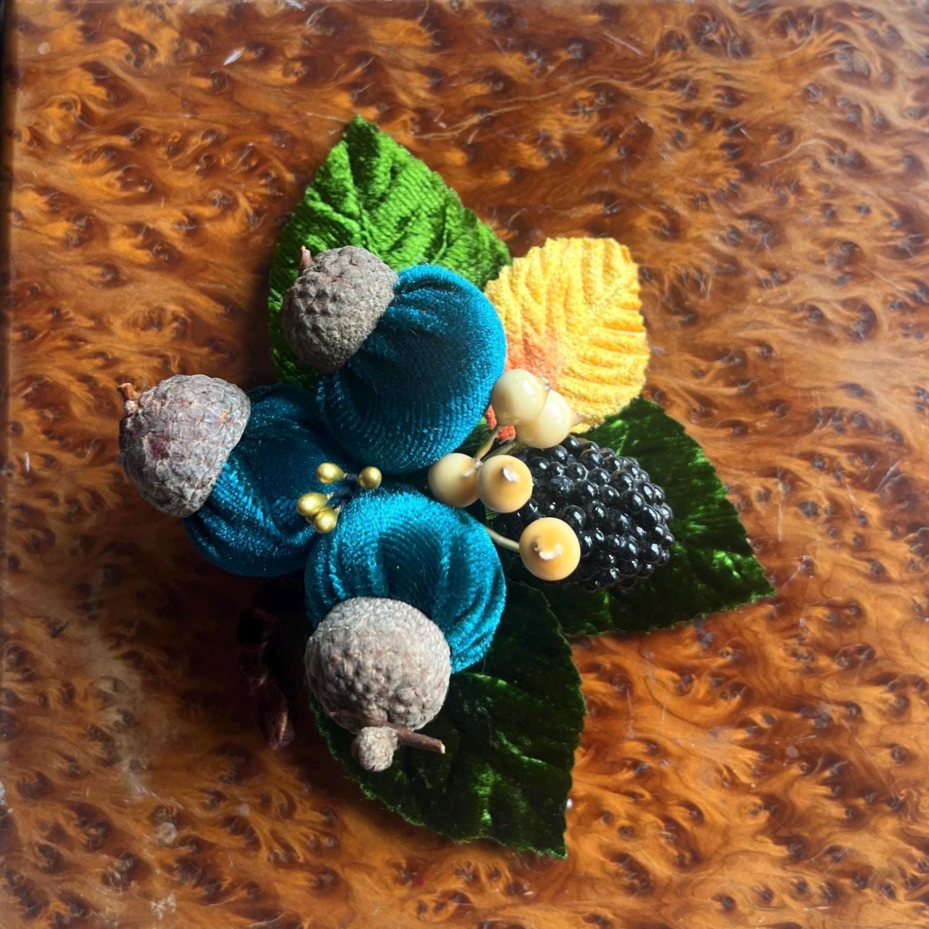 Grün Petrol Samt Brosche // Anstecken Gold Vintage Samtblätter Dunkelgrün Eicheln Herbst & Winter Retro Accessoires von Jazzafine