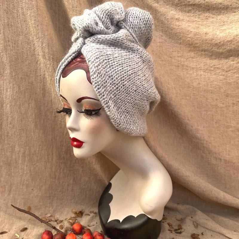 Turban in Himmelgrau Wolle Seide Lurex // 40Er Jahre Charme Eleganter Taubenblau Wollstrick Mit Mohair Winter Accessoire von Jazzafine