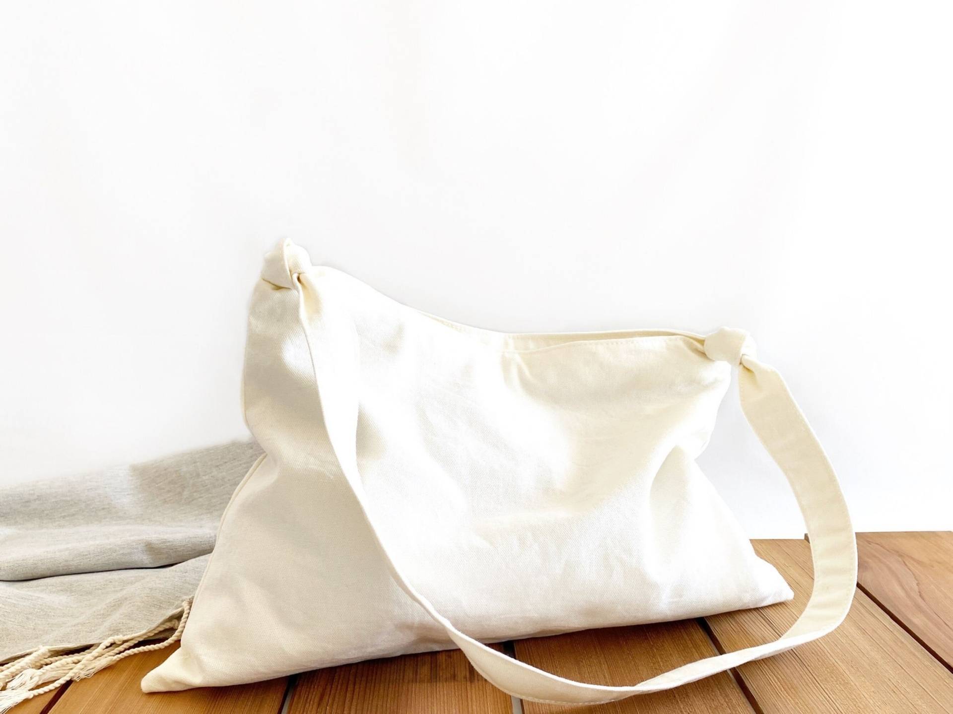 Weiße Schultertasche | Große Leichte Geldbörse Für Den Sommer Lässige Hobo Tasche Mit Reißverschluss Auf Bestellung von JazzeeThings