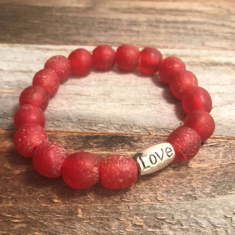 Rotes Armband Aus Recycelten Glasperlen Rotes Armband Aus Recycelten Glasperlen von JazzyJewelryDesignz