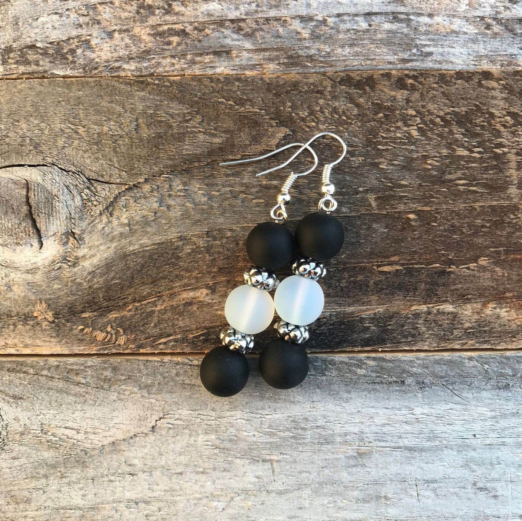 Schwarzer Onyx Und Weißem Milchglas Perle Ohrringe Schwarzer Onyx Und Weißem Milchglas Perle Ohrringe von JazzyJewelryDesignz