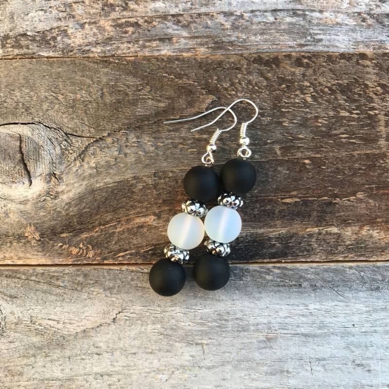 Schwarzer Onyx Und Weißem Milchglas Perle Ohrringe Schwarzer Onyx Und Weißem Milchglas Perle Ohrringe von JazzyJewelryDesignz