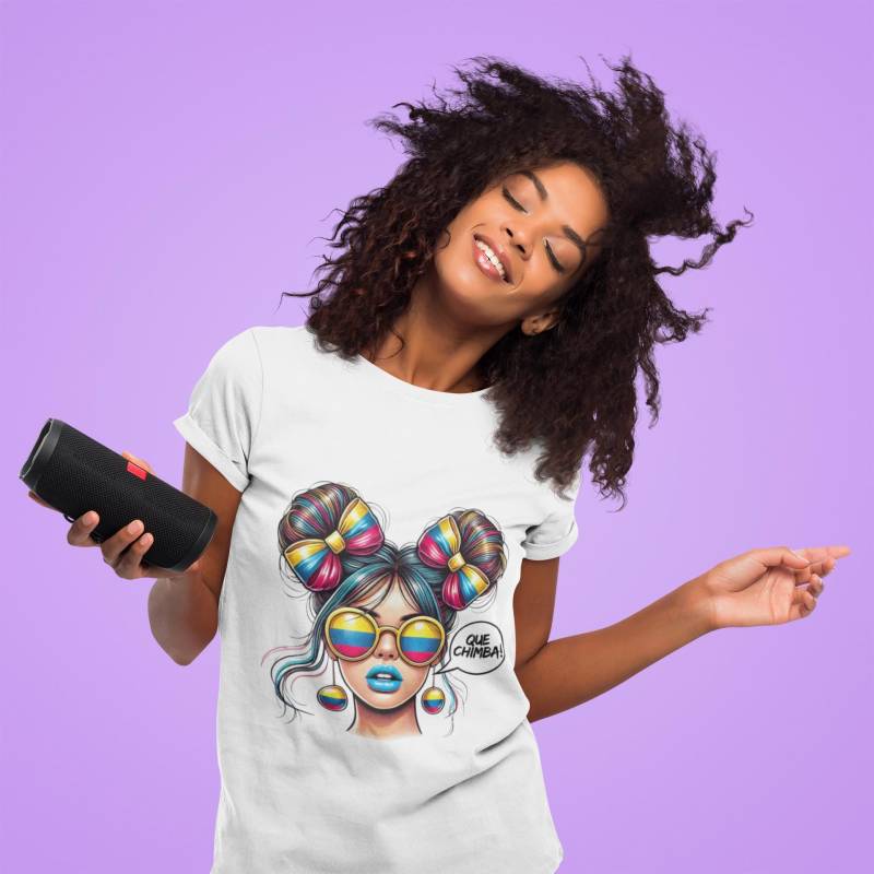 T-Shirt Qué Chimba Buntes Colombian Girl Design Colorful Latina Style Shirt von JazzzCreativeCorner