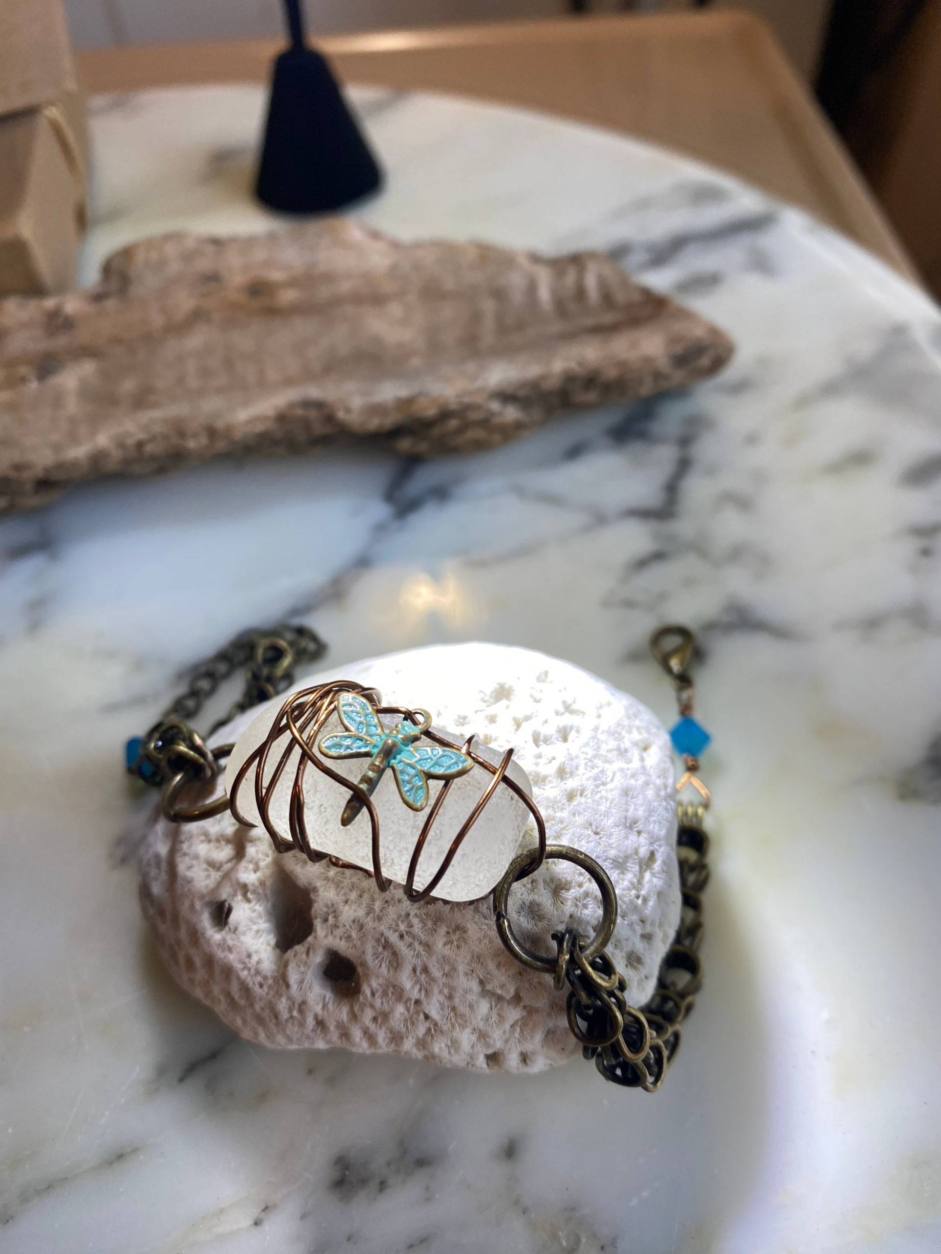 Whimsical Libelle Und Seeglas Antik Messing Armband Echt/Authentisch Strand Glas Größenverstellbar 7-9 Zoll Whimsical Libelle Und Seeglas Antik Messing Armband Echt/Authentisch Strand Glas Größenverstellbar 7-9 Zoll von JeDonnea