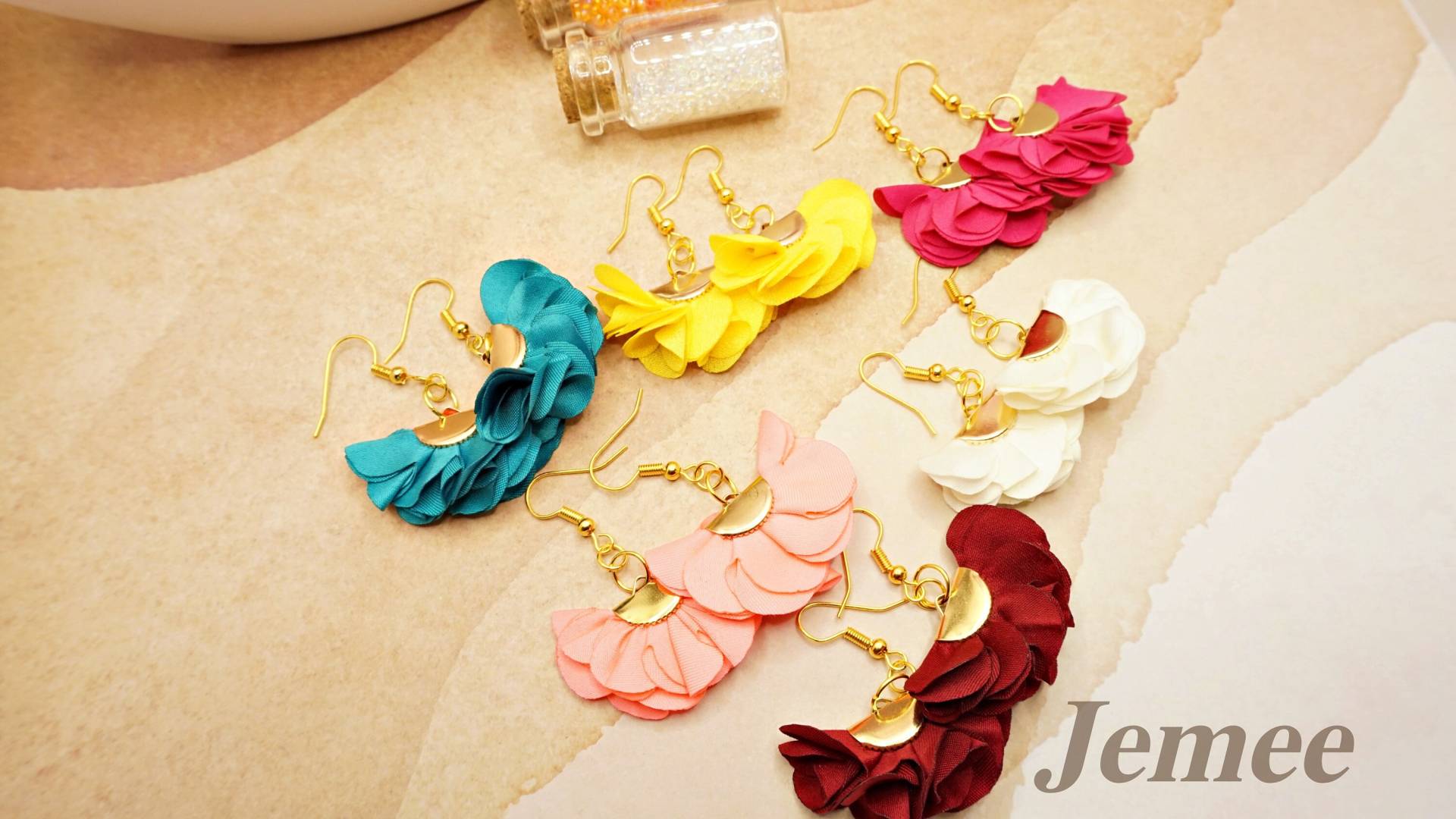 Blume Seide Polyester Tropfen Ohrringe| Handgefertigt Blume Seide Polyester Tropfen Ohrringe| Handgefertigt von JeMeeJewellery