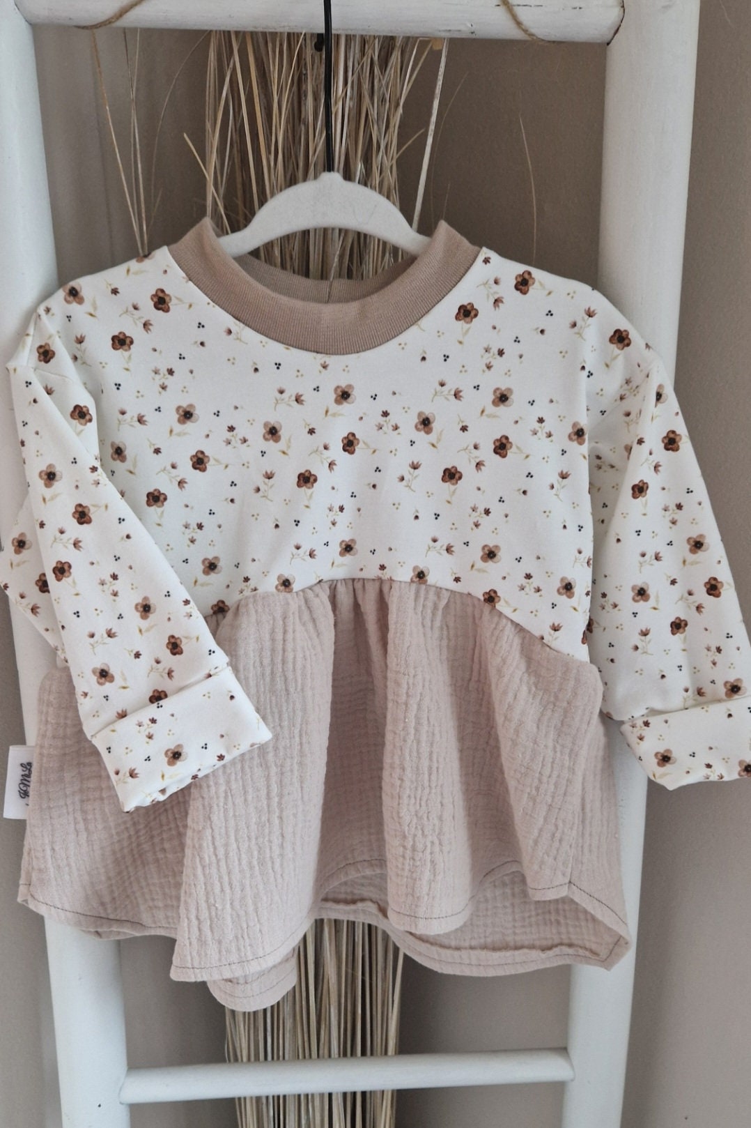 Cozy Sweater Tunika Blumen Mit Musselin | Frühlingsweater Floral Mädchentunika Frühling Sommer Pullover Schößchen Größen Gr 74-134 Cozy Sweater Tunika Blumen Mit Musselin | Frühlingsweater Floral Mädchentunika Frühling Sommer Pullover Schößchen Größen Gr 74-134 von JeMiLaHandmade