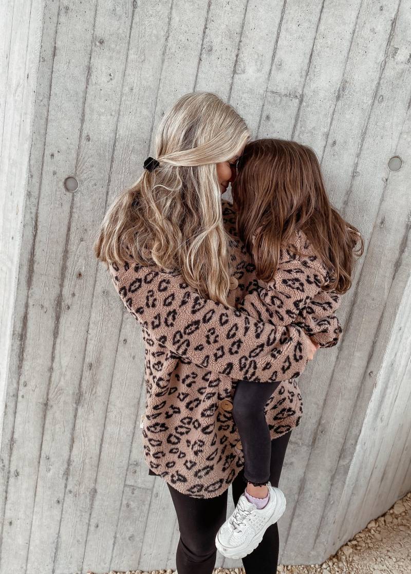 Damen Kuscheljacke Mit Holzknöpfen | Mama Kind Partnerlook Außen Kuschelig| Leo Damenjacke Stoffauswahl Teddy Boucle Gr 32-44 von JeMiLaHandmade
