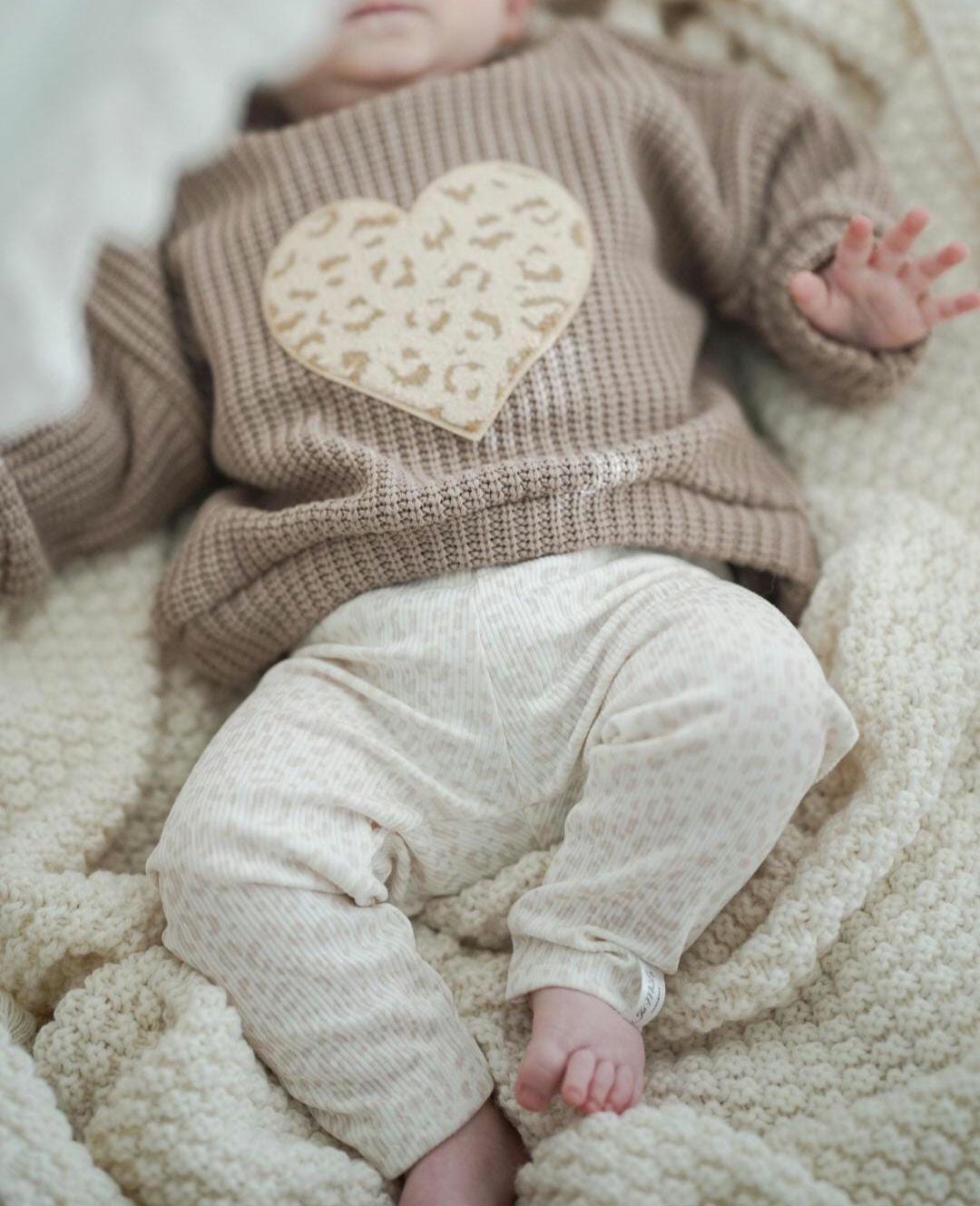 Kinder Set Leggings Stricksweater Oversize Mit Herz | Mädchen Animalprint Newborn Hose Leo Sweater Grobstrick Kinder Set Leggings Stricksweater Oversize Mit Herz | Mädchen Animalprint Newborn Hose Leo Sweater Grobstrick von JeMiLaHandmade