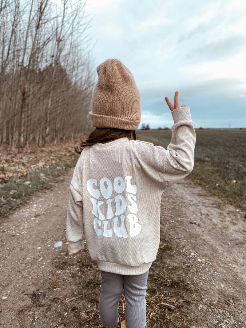 Oversize Sweater Cool Kids Club | Smilie Für Kinder Unisex Baby Stylisch Mit Stoffauswahl Waffeljersey Statement Pulli Gr 56-140 von JeMiLaHandmade