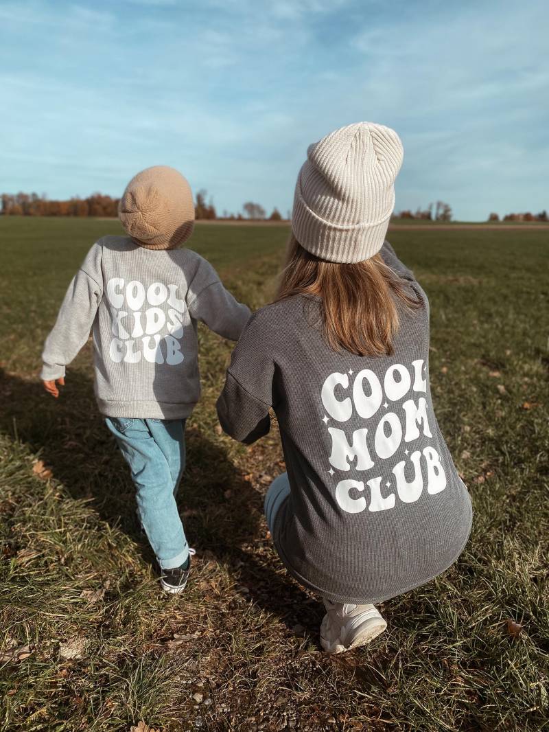 Oversize Sweater Cool Mom Club | Smilie Für Damen Erwachsene Stylisch Mit Stoffauswahl Waffeljersey Statement Pulli Gr 34-46 von JeMiLaHandmade