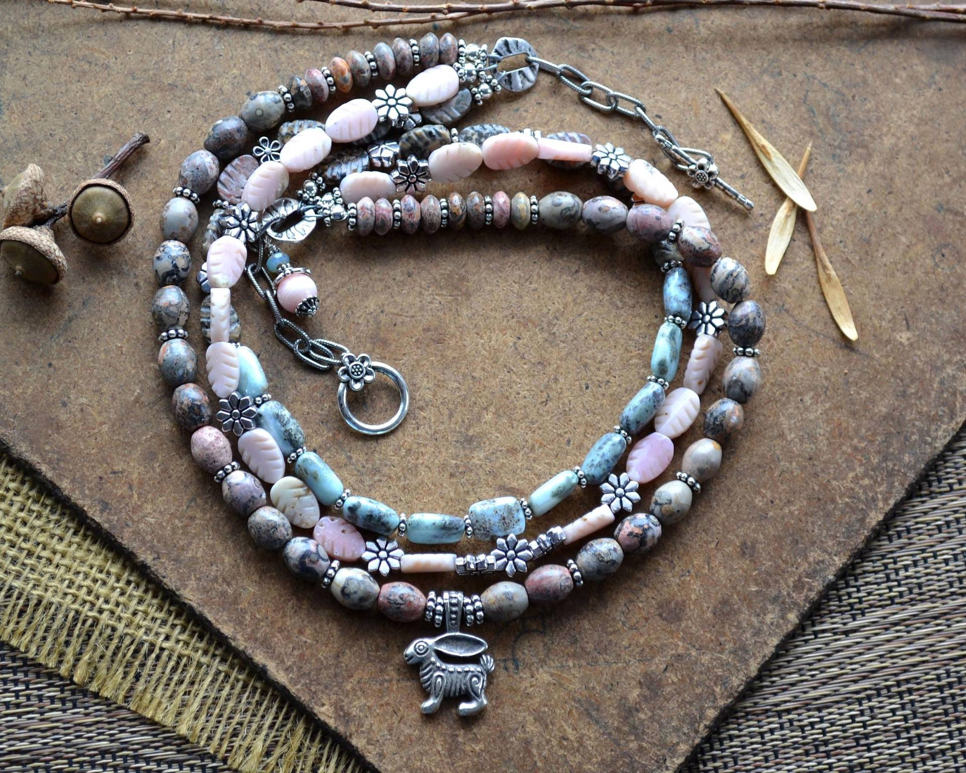 Natürliche Edelstein Halskette, Frühling Pastell, Mykono Kaninchen, Mehrere Strang, Echter Stein, Jaspis, Rosa Blau Silber, Shabby Boho, Alltag Natürliche Edelstein Halskette, Frühling Pastell, Mykono Kaninchen, Mehrere Strang, Echter Stein, Jaspis, Rosa Blau Silber, Shabby Boho, Alltag von JeSoulStudio