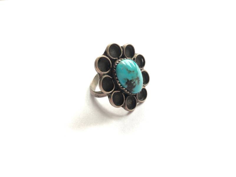 Vintage Blumenrahmen Sterling Silber Und Türkis Statement Ring, Größe 7 1/4 Vintage Blumenrahmen Sterling Silber Und Türkis Statement Ring, Größe 7 1/4 von JeTayTreasures