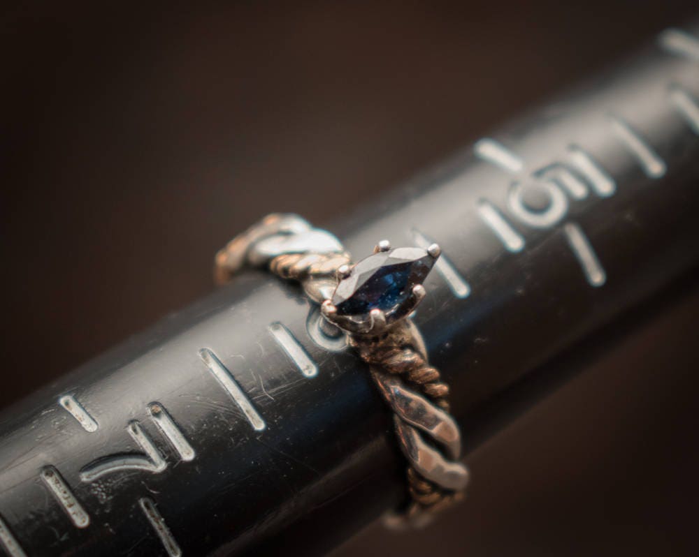 Natürlichen Dunklen Blauen Saphir Solitär Feine Silber Und 14K Gold Gefüllt Ring Natürlichen Dunklen Blauen Saphir Solitär Feine Silber Und 14K Gold Gefüllt Ring von JeanMegahanArt