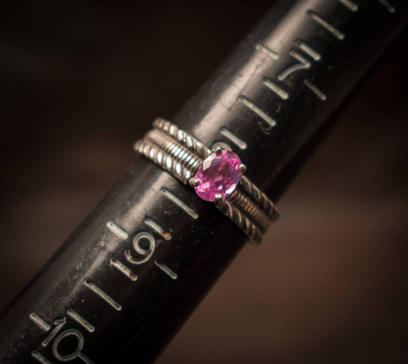 Pink Saphir Solitär Ring, Sterling Silber Ring Mit Kreiertem Rosa Saphir Pink Saphir Solitär Ring, Sterling Silber Ring Mit Kreiertem Rosa Saphir von JeanMegahanArt