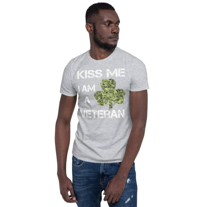 Kiss Me Im A Veteran Shamrock Camouflage Soldier St Patrics Day Costume Short-Sleeve Unisex T-Shirt von JeanOlivierDesigns