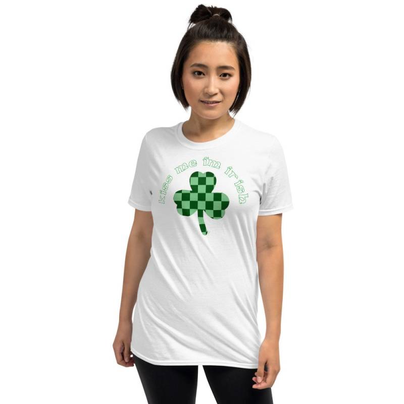 Kiss Me Im Irish Funny Shamrock Buffalo Pattern St Patricks Day Costume Short-Sleeve Unisex T-Shirt Kiss Me Im Irish Funny Shamrock Buffalo Pattern St Patricks Day Costume Short-Sleeve Unisex T-Shirt von JeanOlivierDesigns
