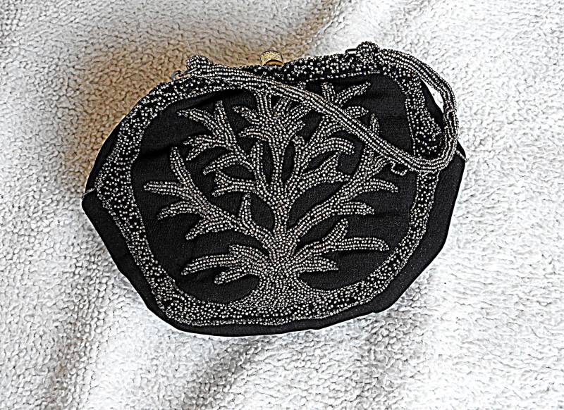 Antike Theatertasche/Abendtäschchen 1920Er 30Er Jahre Mit Perlen Besticktem Griff Antike Theatertasche/Abendtäschchen 1920Er 30Er Jahre Mit Perlen Besticktem Griff von Jeanettes99Schaetze