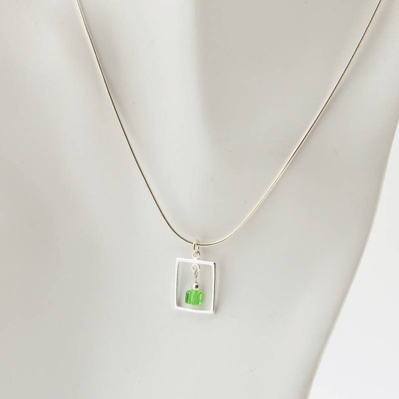 Peridot-Grün-Swarovski-Kristall-Rahmen-Halskette Und Ohrringe Set August Birthstone Sterling Silber Rahmen Auf 16, 18, 20 Oder 24-Zoll-Kette Peridot-Grün-Swarovski-Kristall-Rahmen-Halskette Und Ohrringe Set August Birthstone Sterling Silber Rahmen Auf 16, 18, 20 Oder 24-Zoll-Kette von JeanineHuot