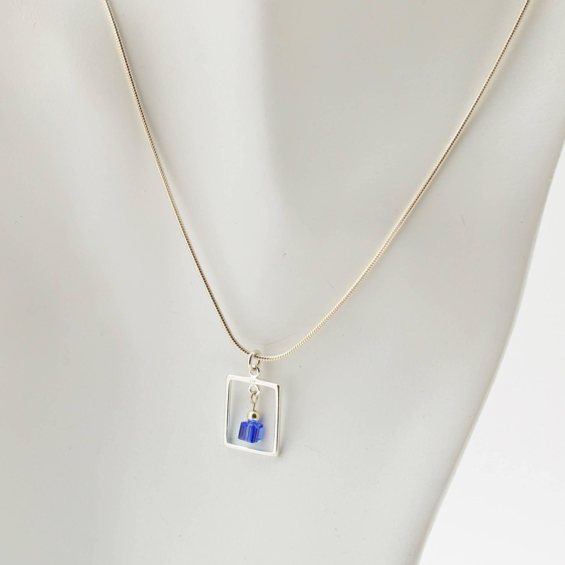 Saphir Blau Swarovski-Kristall-Rahmen-Halskette Und Ohrringe Set September Birthstone Sterling Silber Rahmen Auf 16, 18, 20 Oder 24-Zoll-Kette Saphir Blau Swarovski-Kristall-Rahmen-Halskette Und Ohrringe Set September Birthstone Sterling Silber Rahmen Auf 16, 18, 20 Oder 24-Zoll-Kette von JeanineHuot