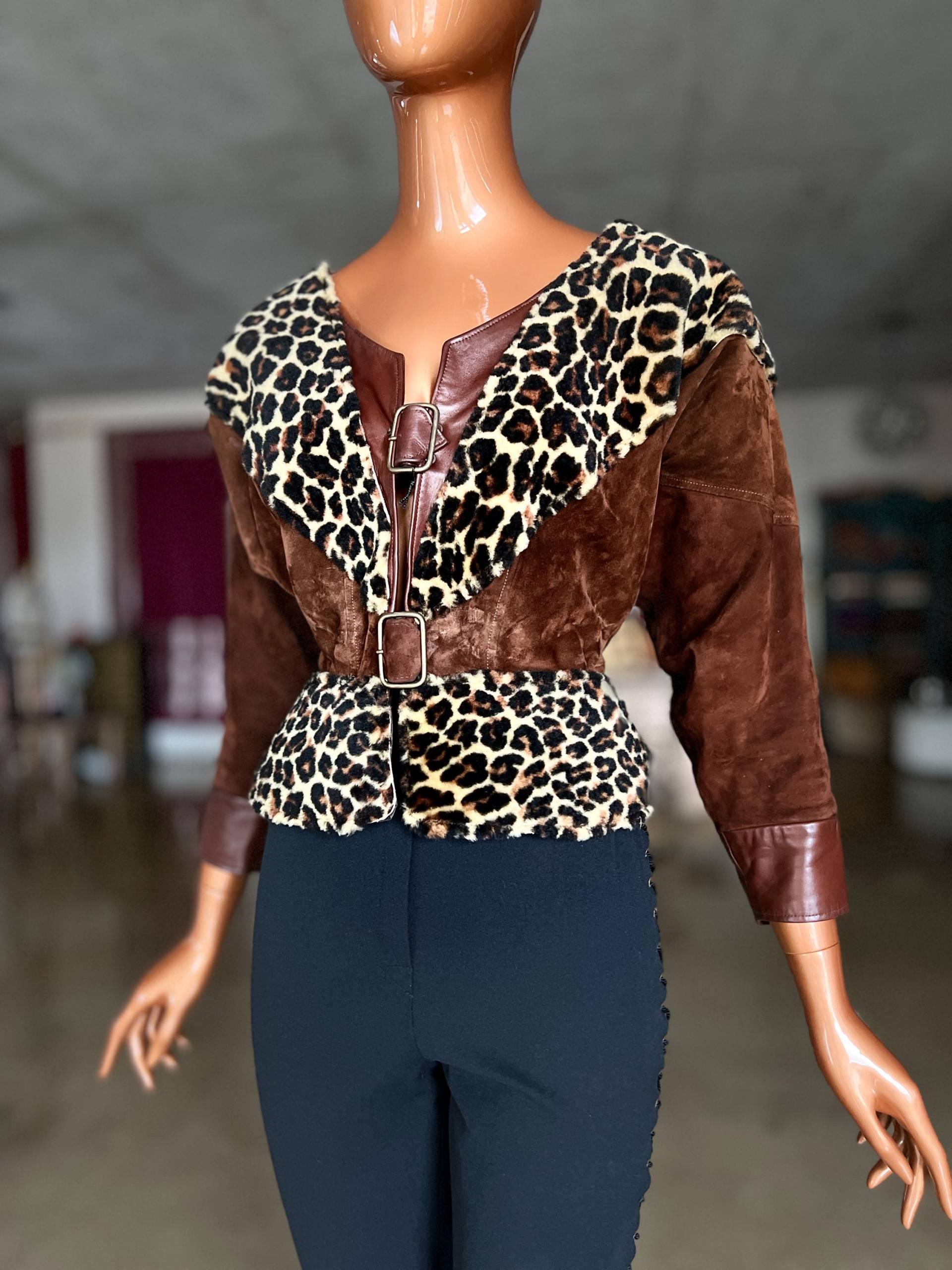 Mieder-Jacke Aus Wildleder Mit Leo-Fell Im Mittelalter-Stil Cosplay Steampunk Boho Viktorianisch Gothic Fledermausärmel von JeanneLeBazaar