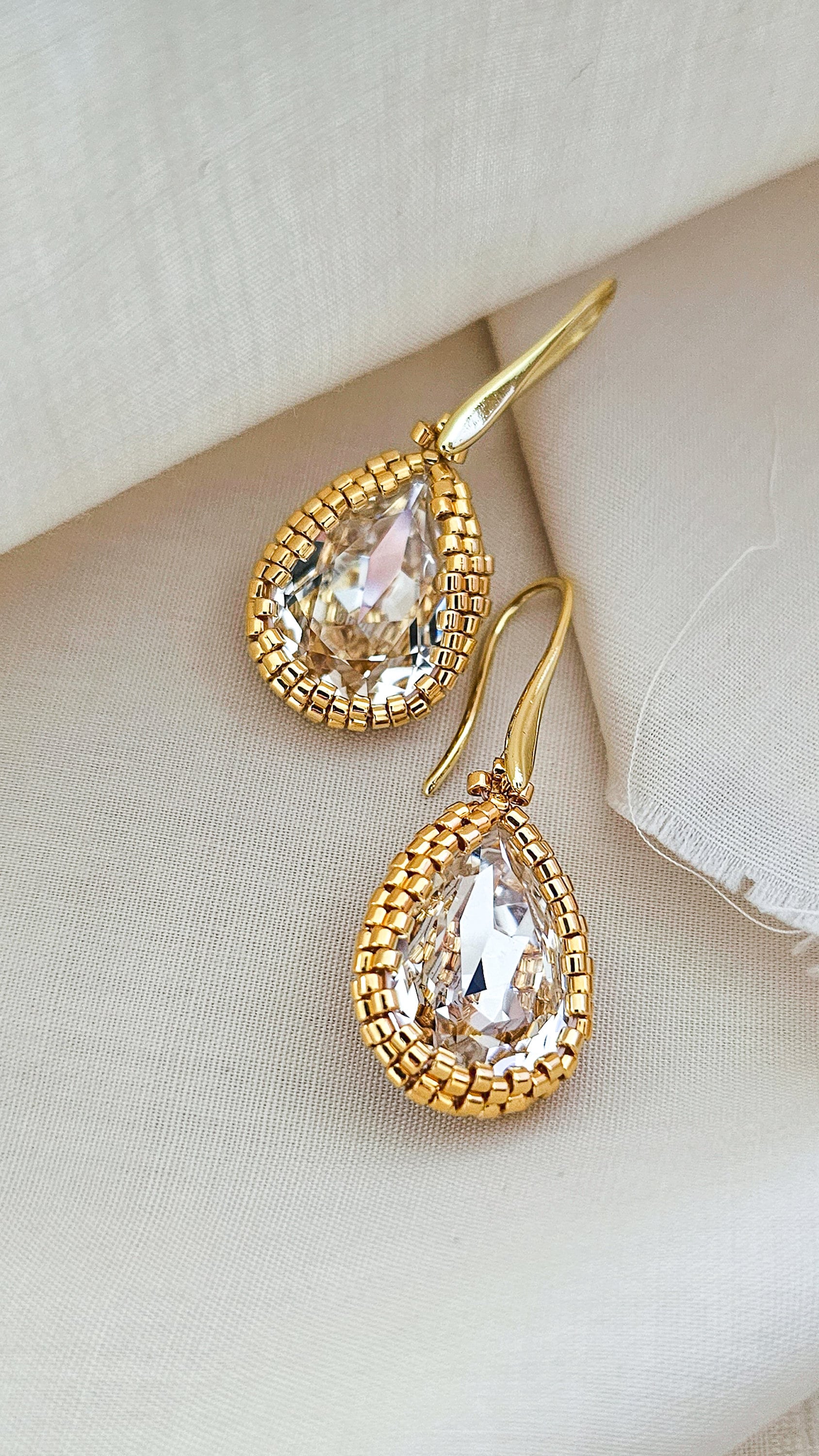 Klare Kristall Ohrringe, Pear Cut Gold Teardrop Perlen Ohrringe Klare Kristall Ohrringe, Pear Cut Gold Teardrop Perlen Ohrringe von JeannieRichard