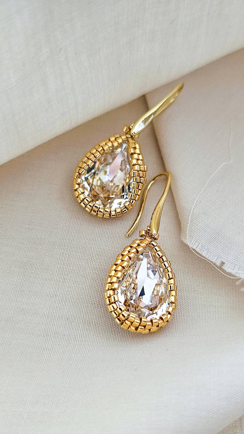 Klare Kristall Ohrringe, Pear Cut Gold Teardrop Perlen Ohrringe von JeannieRichard