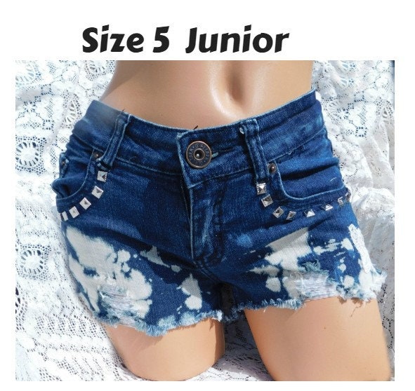 Jeans Shorts, Grunge Denim Upcycled Nieten Shorts - Mid Rise # 46 von JeanniesArtToWear