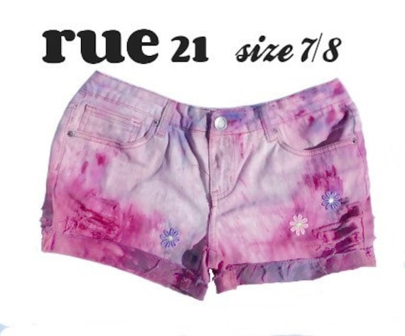 Pink Gefärbte Shorts - Shredded Shorts, Distressed Jeans -Pink Upcycled -Rosa Jeansshose -High Waisted Shorts Gr. 7/8 #125 von JeanniesArtToWear