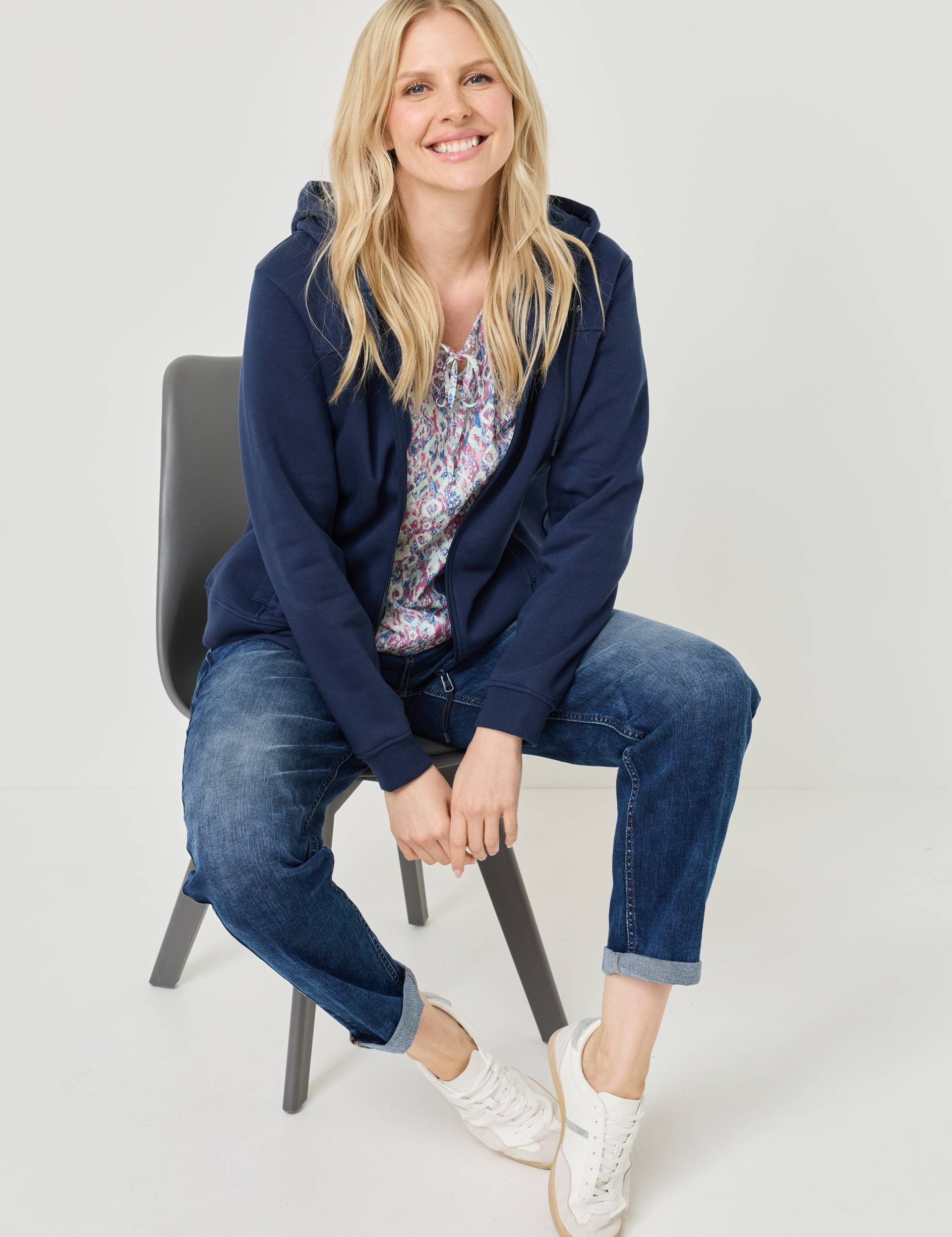 Bequeme Sweatjacke mit Kapuze von Jeans Fritz