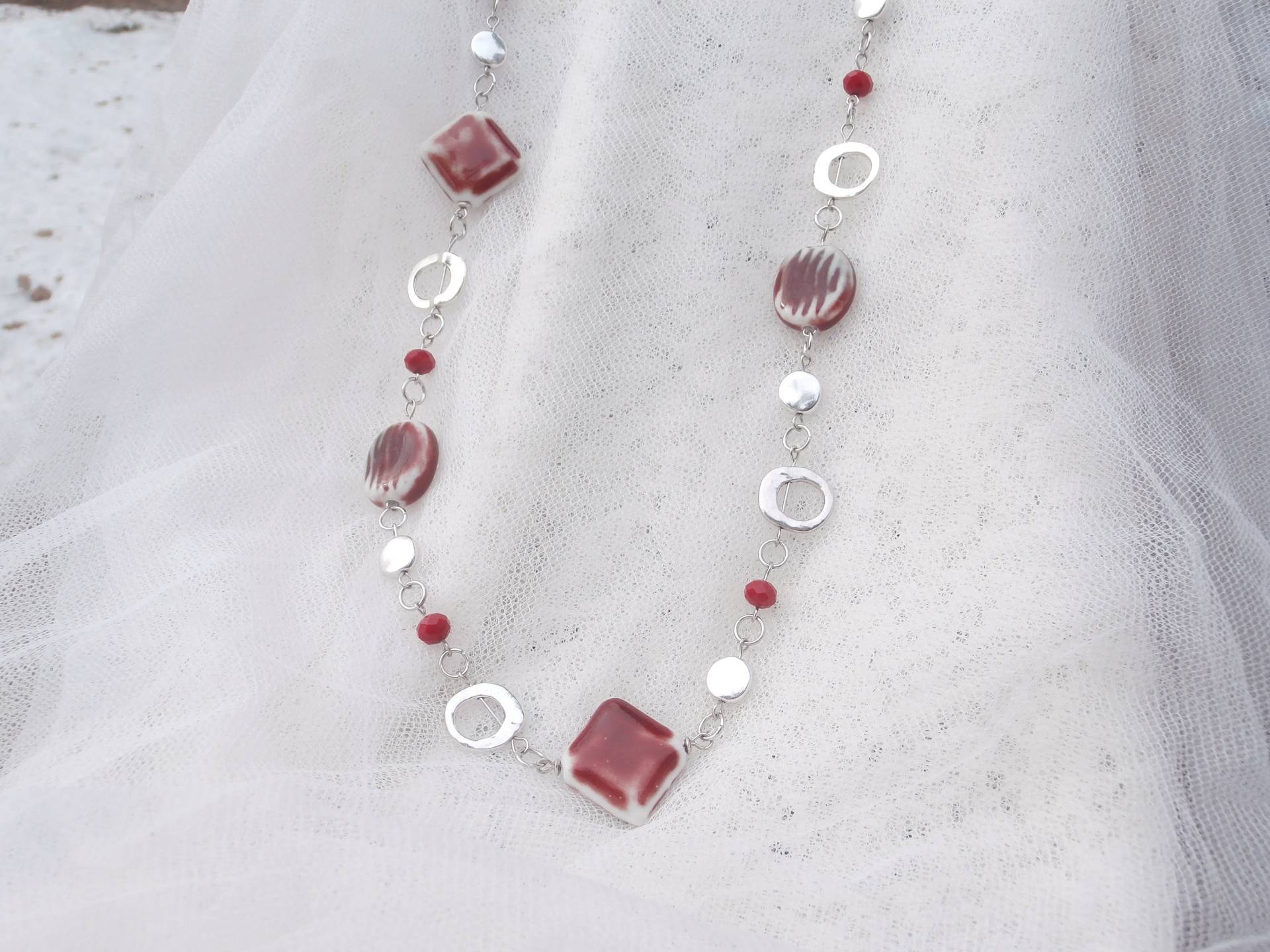 Lange Rote Halskette, Keramik Perlenkette, Silberkette, 38 Zoll Rot Weiße Lustige Statement Schmuck, Kleid Lange Rote Halskette, Keramik Perlenkette, Silberkette, 38 Zoll Rot Weiße Lustige Statement Schmuck, Kleid von JeansJewelryDesigns