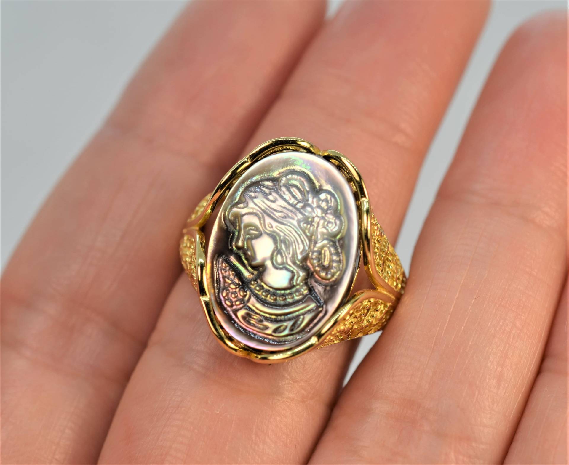 Gold Vermeil Filigraner Ring Für Frauen, Perlmutt Cameo Geschnitzt, Verstellbarer Ring, Hypoallergen von JeansJewelryStudio
