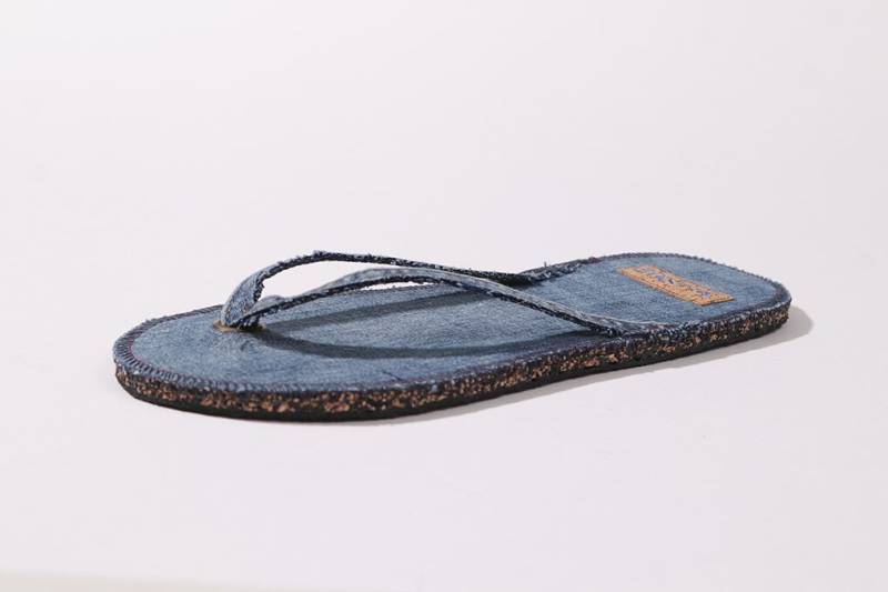 Flipflops Made in Hamburg, Upcycling, Sommerschuhe, Freiluftschuhe, Barfußschuhe, Recycelte Jeans, Zehenteiler, Denim, Fair, Nachhaltig Flipflops Made in Hamburg, Upcycling, Sommerschuhe, Freiluftschuhe, Barfußschuhe, Recycelte Jeans, Zehenteiler, Denim, Fair, Nachhaltig von Jeansop