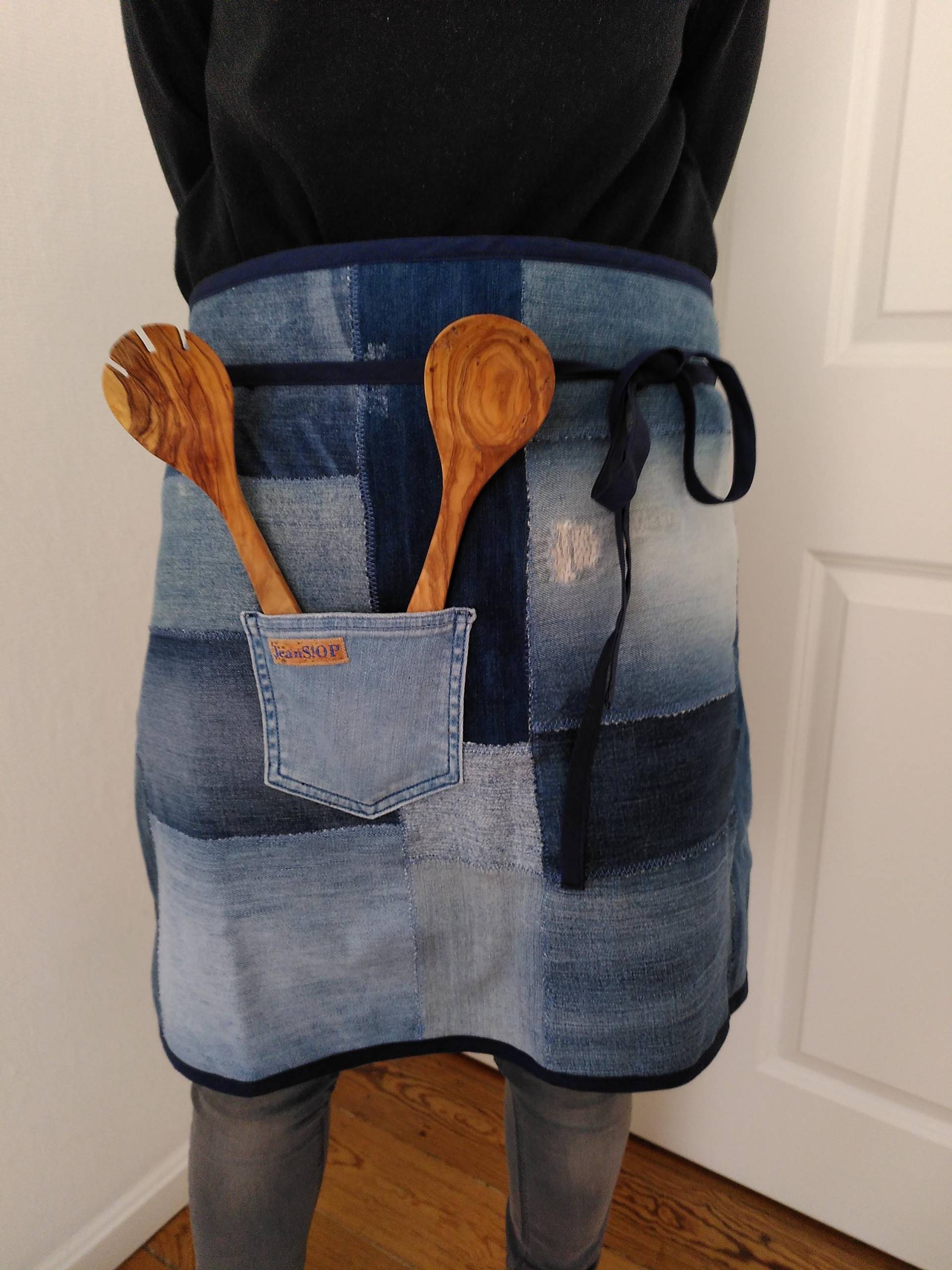 Kochschürze. Halbe Schürze. Patchwork. Kochschürze Aus Recycelten Jeans. Blaue Jeansupcycling. Jeans Hamburg Kochschürze. Halbe Schürze. Patchwork. Kochschürze Aus Recycelten Jeans. Blaue Jeansupcycling. Jeans Hamburg von Jeansop