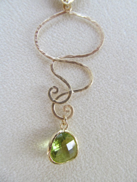 Gold Gehämmert Scroll-Kette Mit Facettierten Grün Glas Baumeln von JebedisJewels