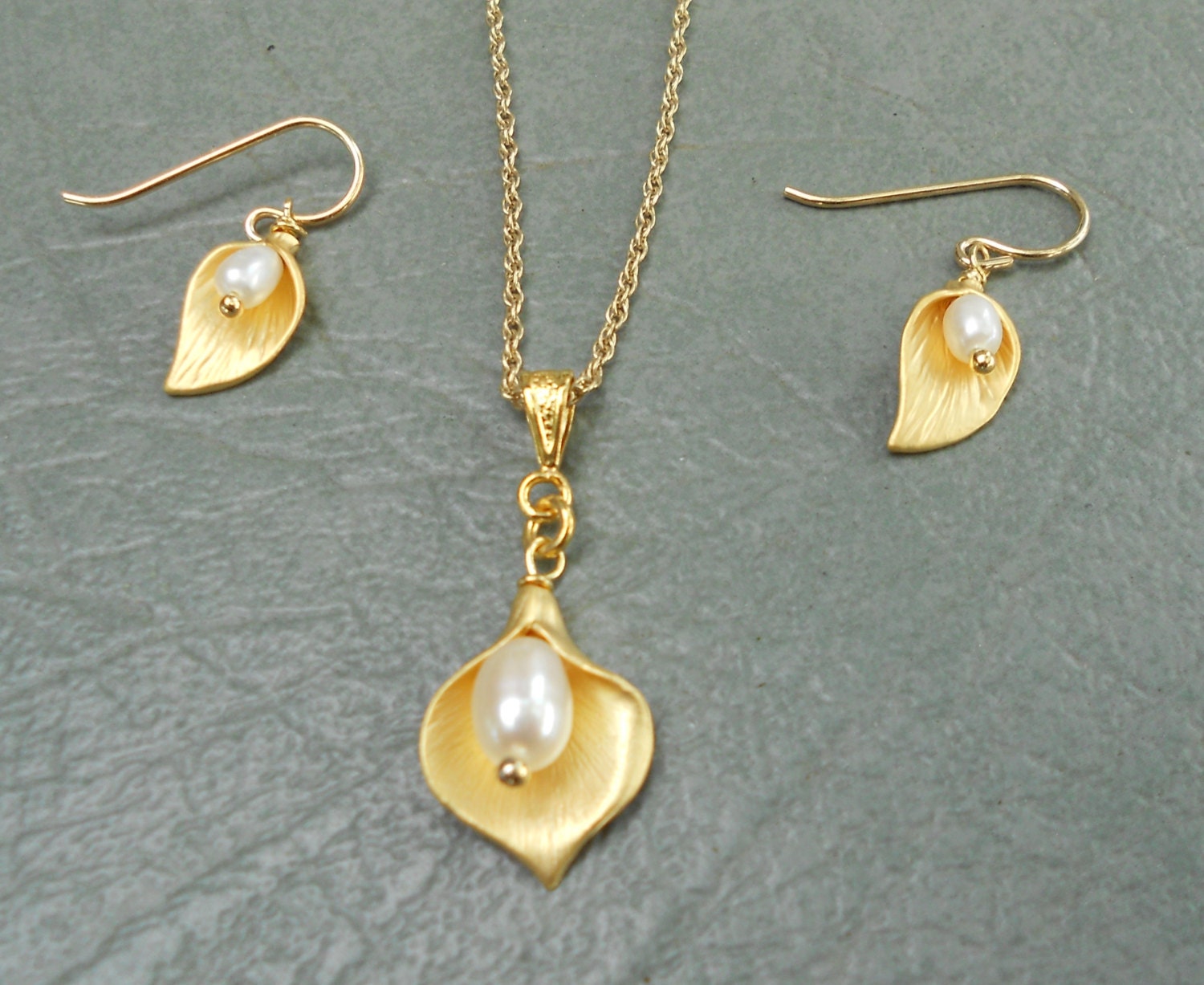 Golden Calla Lily Halskette Und Ohrring-Set von JebedisJewels