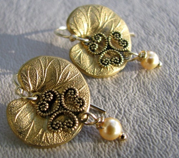 Golden Lotus Leaf Ohrringe von JebedisJewels