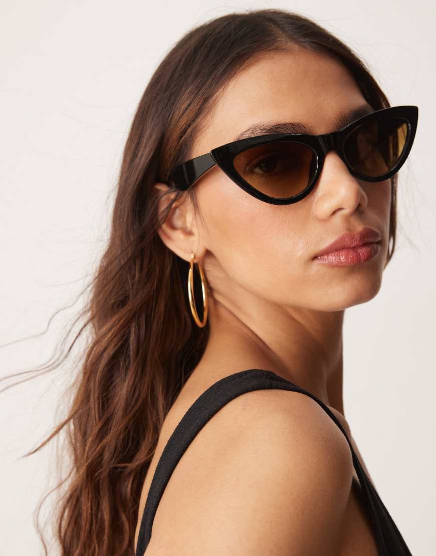 Jeepers Peepers - Cat-Eye-Sonnenbrille in Schwarz mit braunen Gläsern von Jeepers Peepers