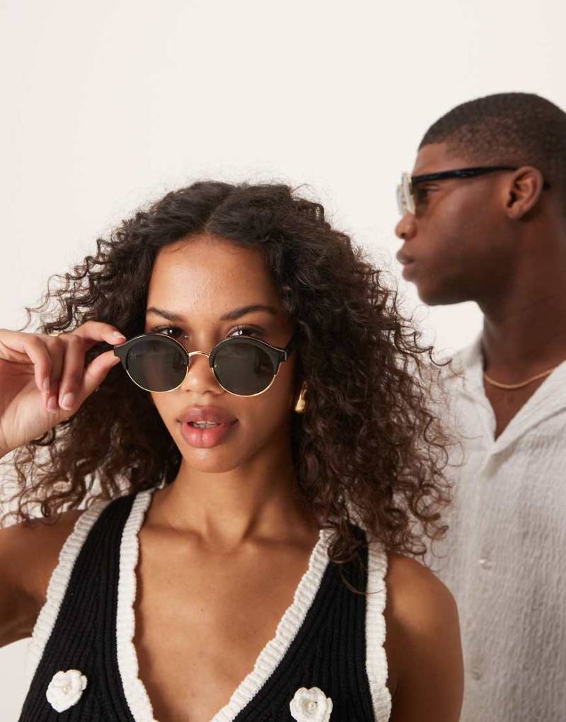 Jeepers Peepers - Runde abgeschrägte Sonnenbrille in Schwarz und Gold von Jeepers Peepers