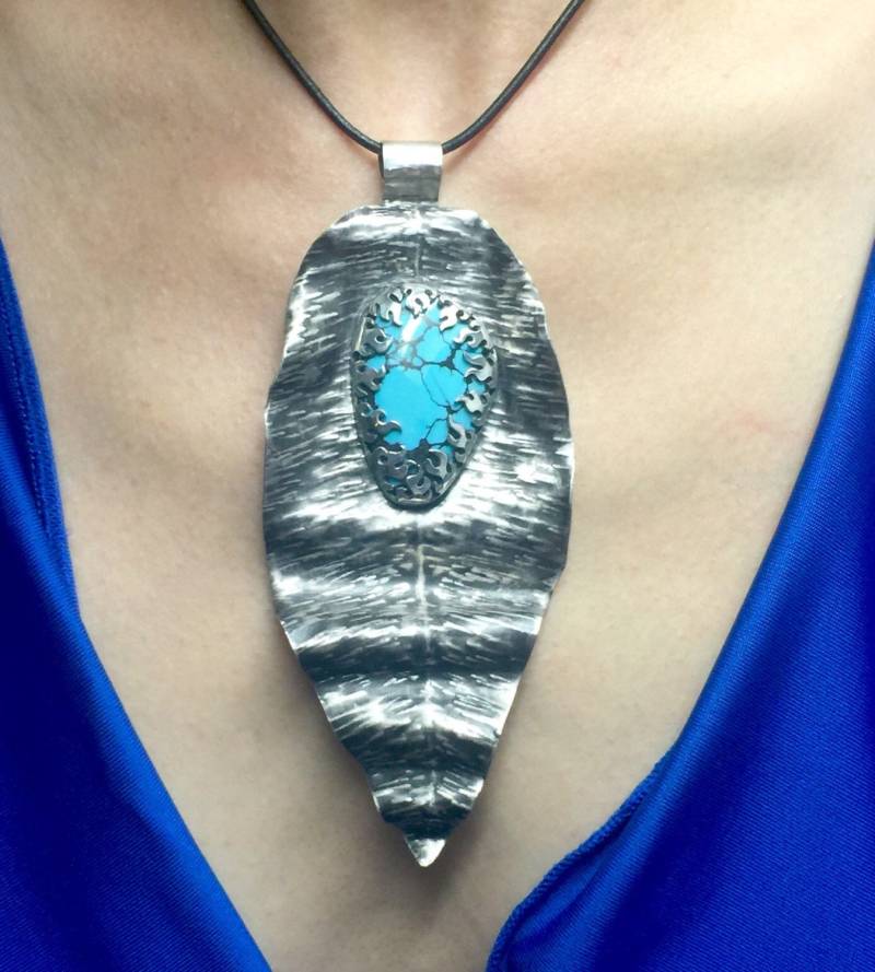 Origin Of Fire #3Gehämmerter Sterlingsilber Anhänger Mit 55 Karat Türkis von JeffKleinSilver