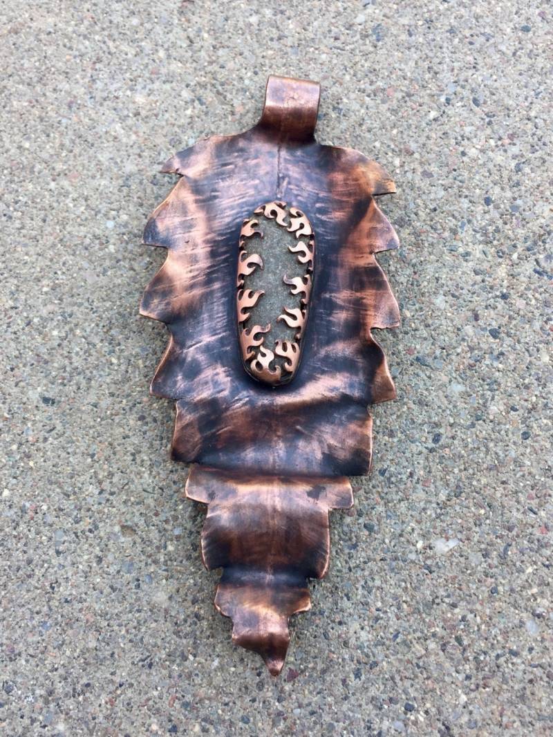 Origin Of Fire" in Gehämmertes Kupfer Mit Copper Fire Bezel Und River Rock von JeffKleinSilver