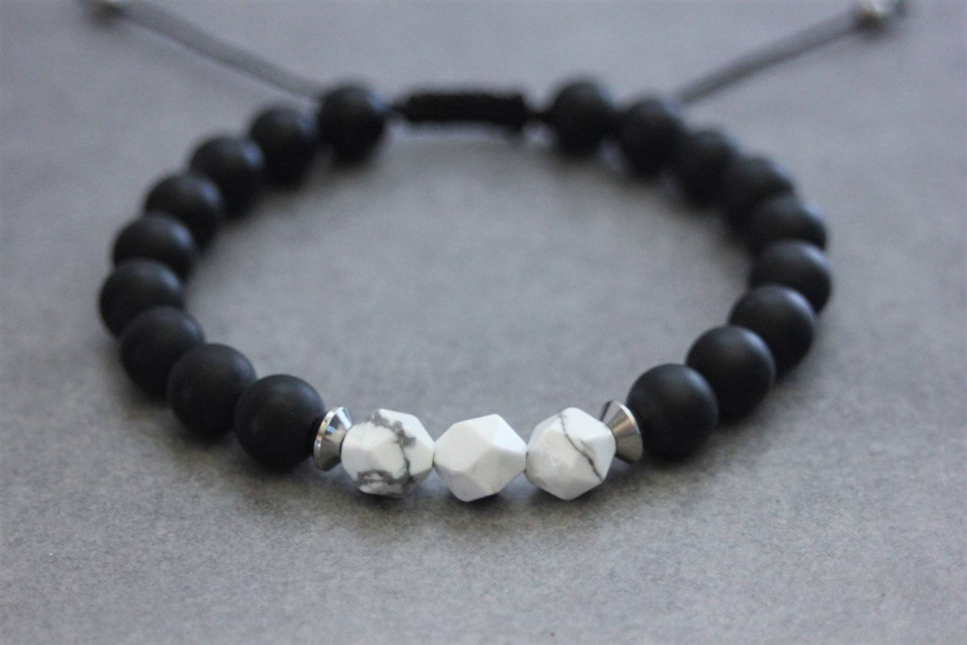 Armband Mann Aus Natursteinen Schwarze Schwarze Perlen, Weiße Und Edelstahl Armband Mann Aus Natursteinen Schwarze Schwarze Perlen, Weiße Und Edelstahl von Jegstone