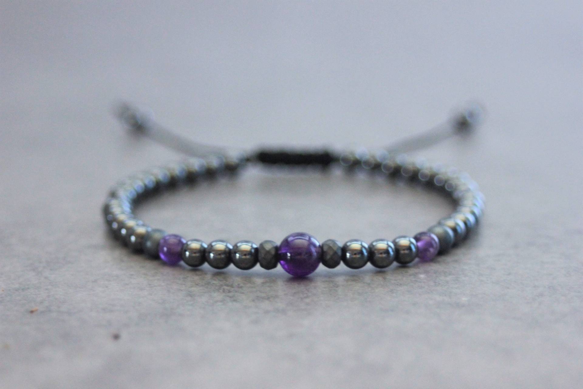 Herrenarmband Aus Natursteinen, Hämatit - Und Amethystperlen Herrenarmband Aus Natursteinen, Hämatit - Und Amethystperlen von Jegstone