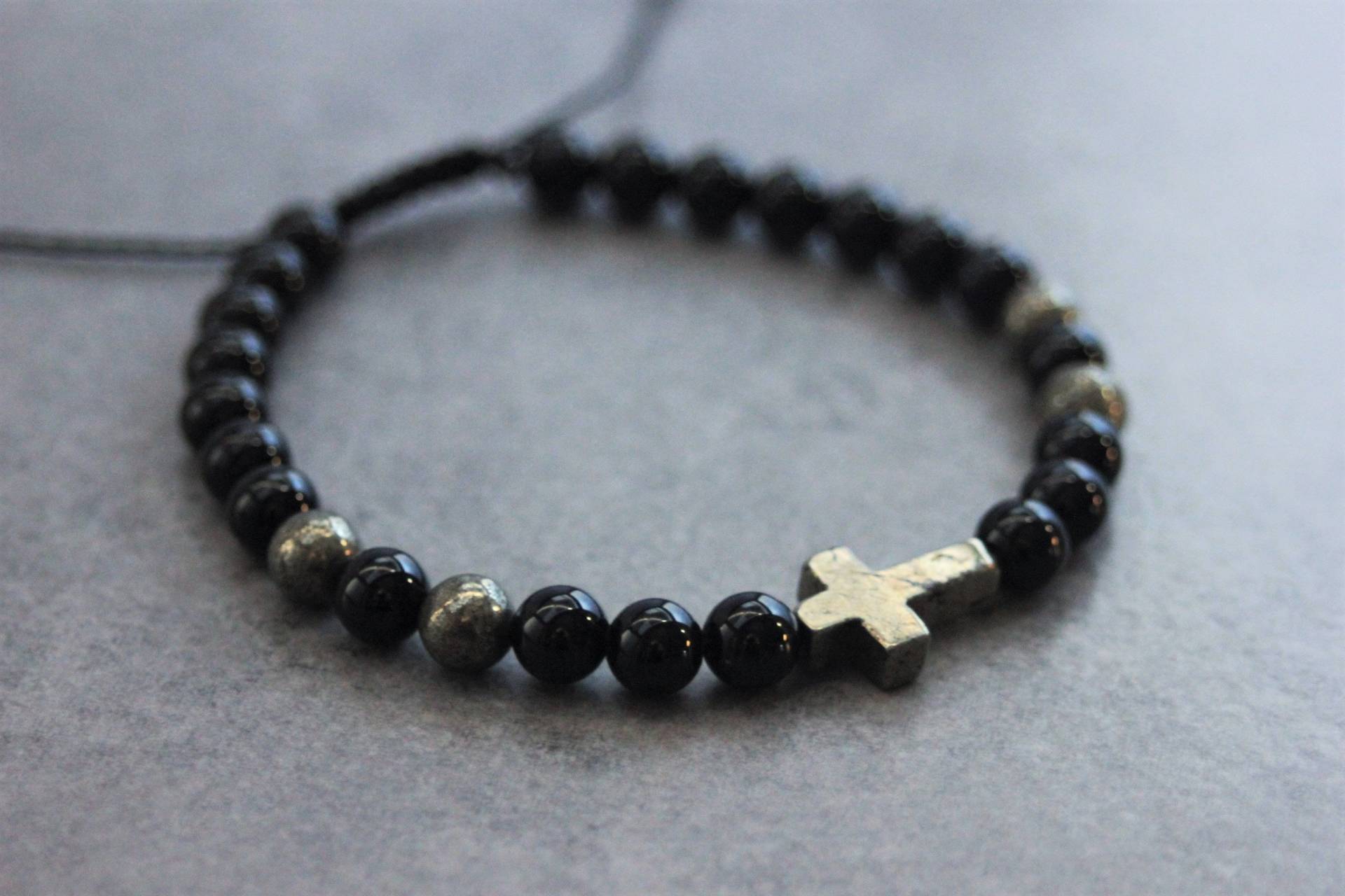 Herrenarmband Aus Natursteinen, Onyx - Und Pyritperlen Mit Pyritkreuz Herrenarmband Aus Natursteinen, Onyx - Und Pyritperlen Mit Pyritkreuz von Jegstone