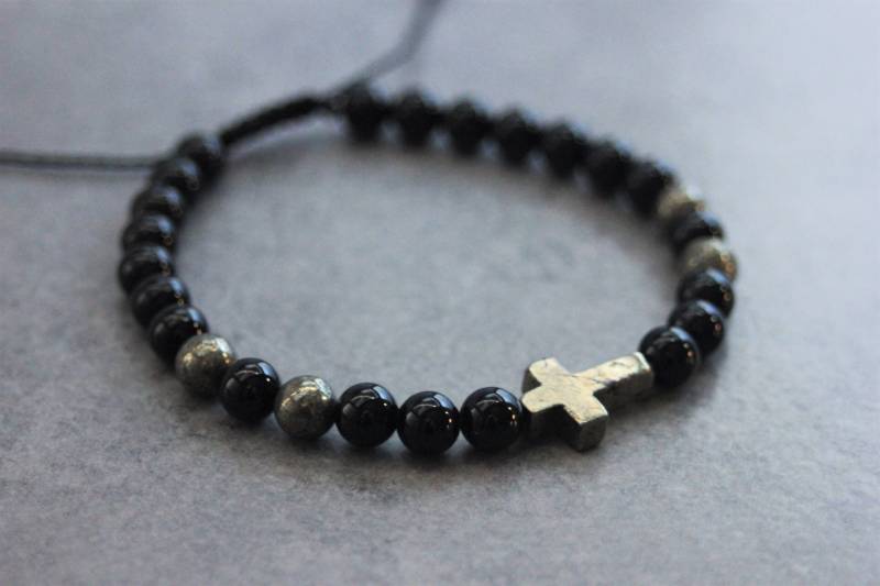 Herrenarmband Aus Natursteinen, Onyx - Und Pyritperlen Mit Pyritkreuz Herrenarmband Aus Natursteinen, Onyx - Und Pyritperlen Mit Pyritkreuz von Jegstone