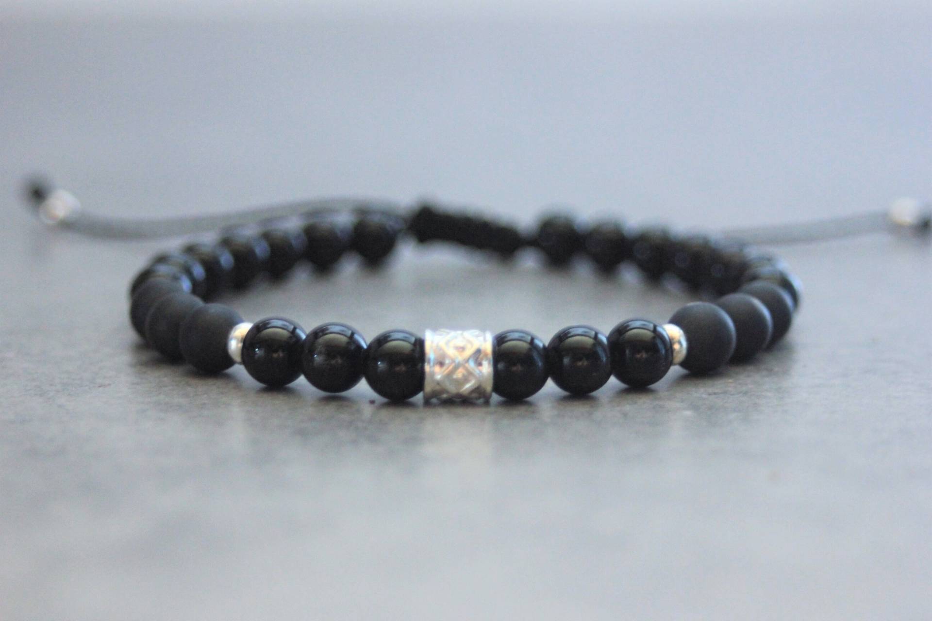 Herrenarmband Aus Natursteinen, Onyxperlen, Mattiertem Onyx Und Massivem Silber Herrenarmband Aus Natursteinen, Onyxperlen, Mattiertem Onyx Und Massivem Silber von Jegstone
