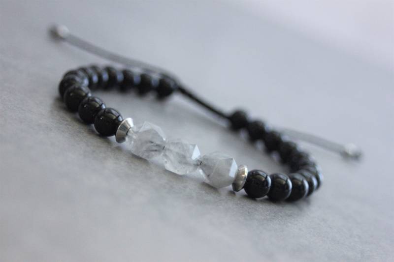 Herrenarmband Aus Natursteinen, Schwarzen Onyxperlen, Grauem Quarz Und Edelstahl Herrenarmband Aus Natursteinen, Schwarzen Onyxperlen, Grauem Quarz Und Edelstahl von Jegstone