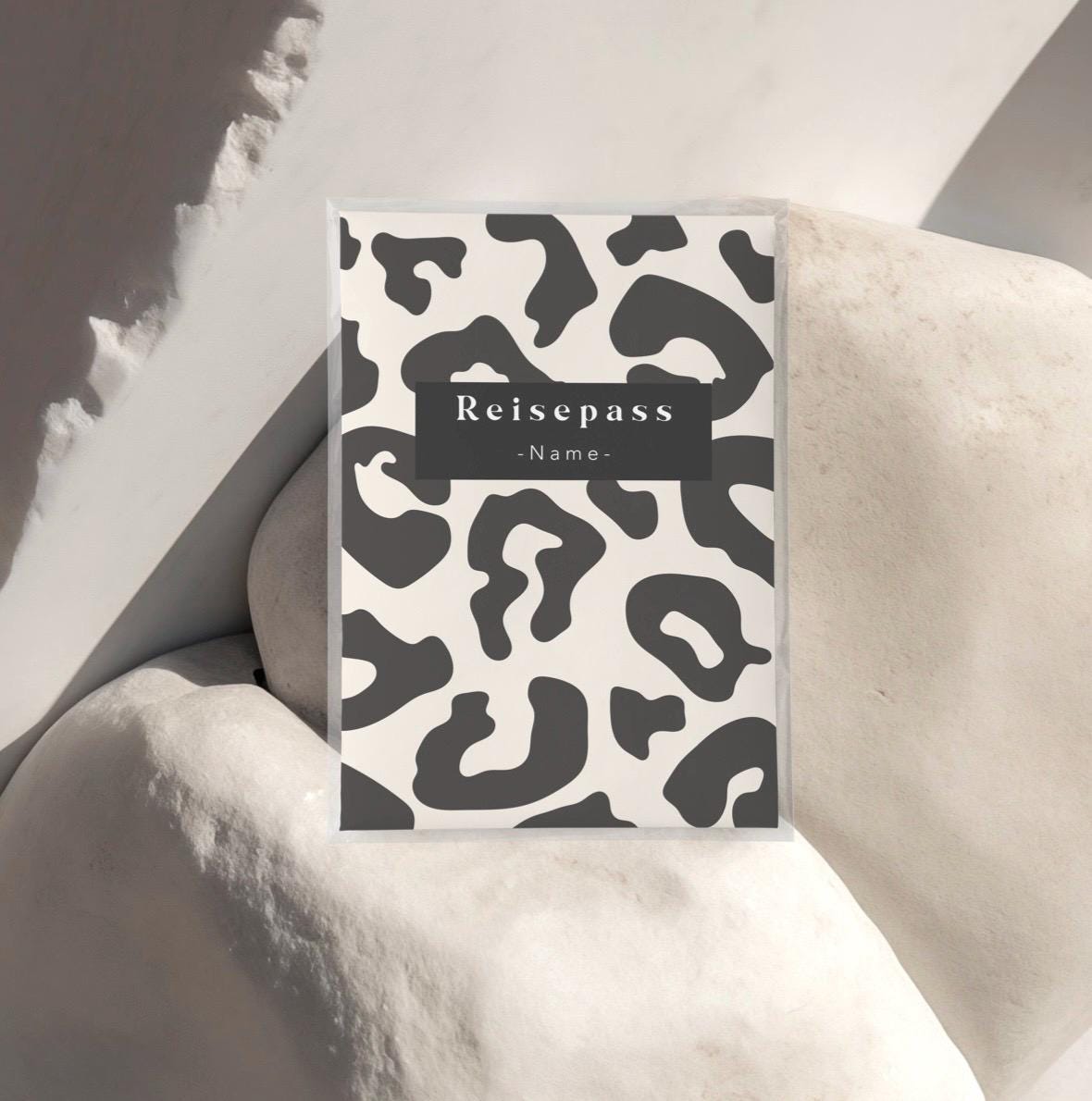 Reisepasshülle - Leo Anthrazit Personalisiert Schutzhülle Passport Modern Leopardenmuster von JelaaDesign