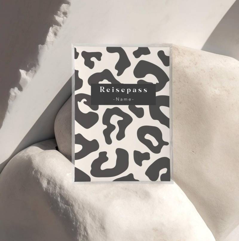 Reisepasshülle - Leo Anthrazit Personalisiert Schutzhülle Passport Modern Leopardenmuster von JelaaDesign
